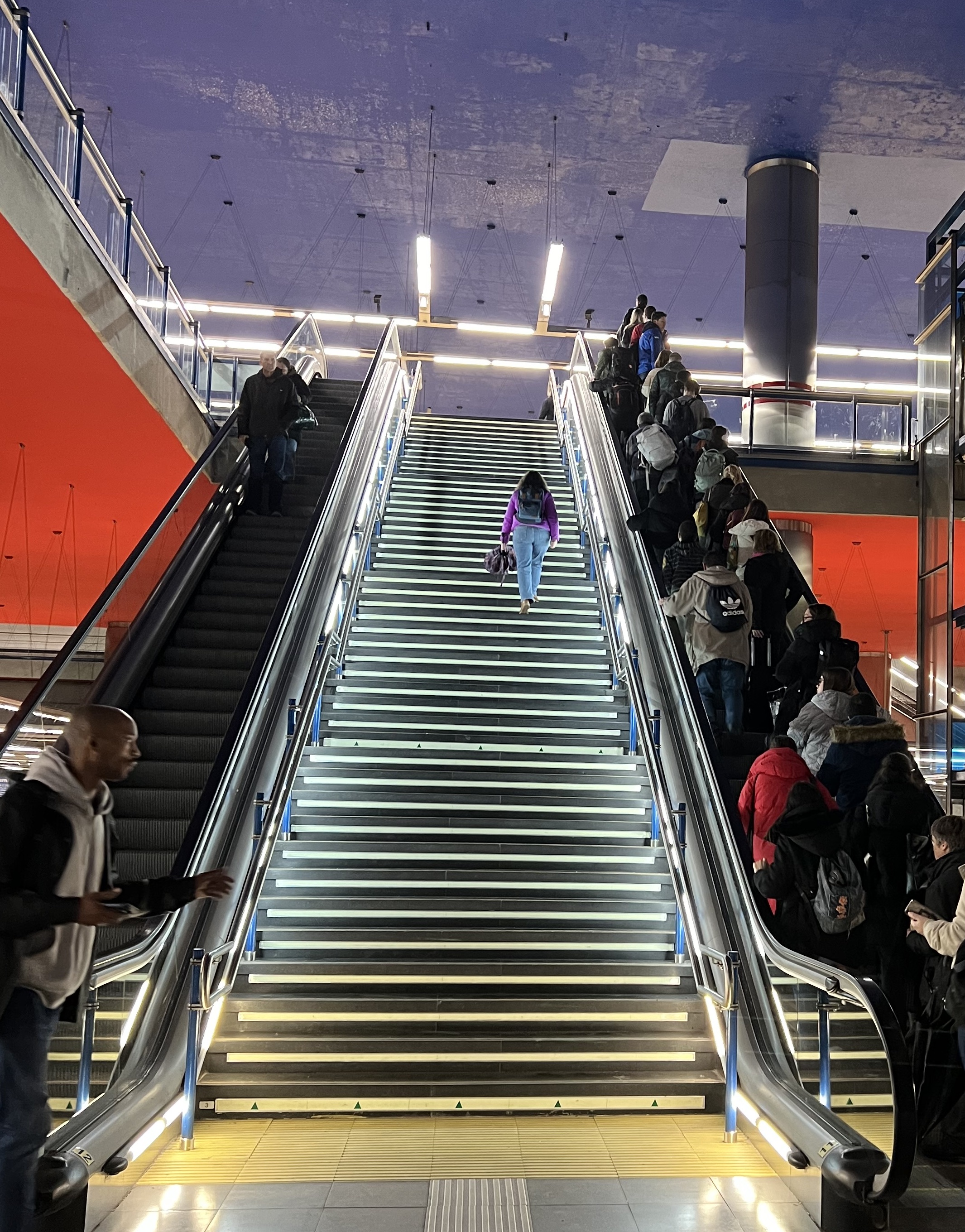 Escalera iluminada de acceso a la terminal