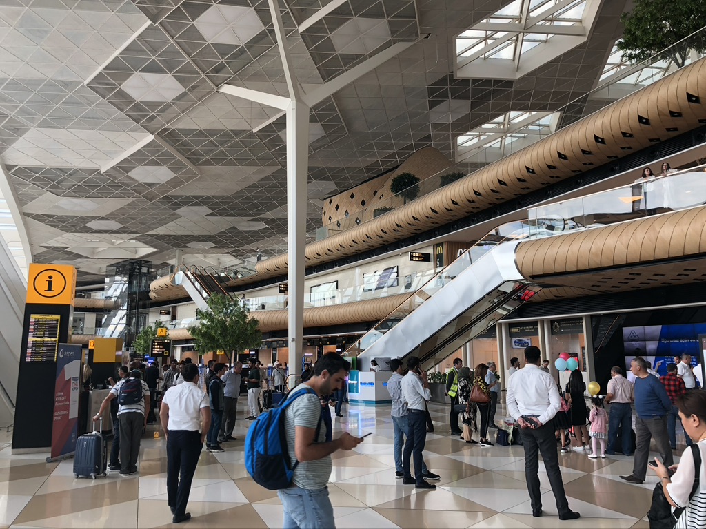 Terminal con escaleras mecánicas