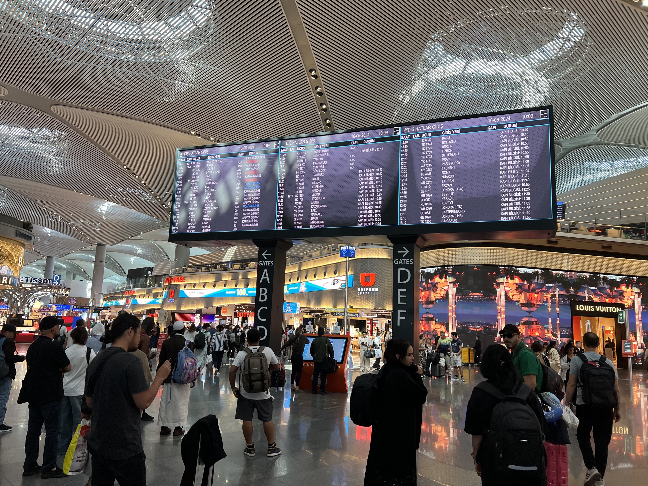 Paneles de información de vuelos en la terminal